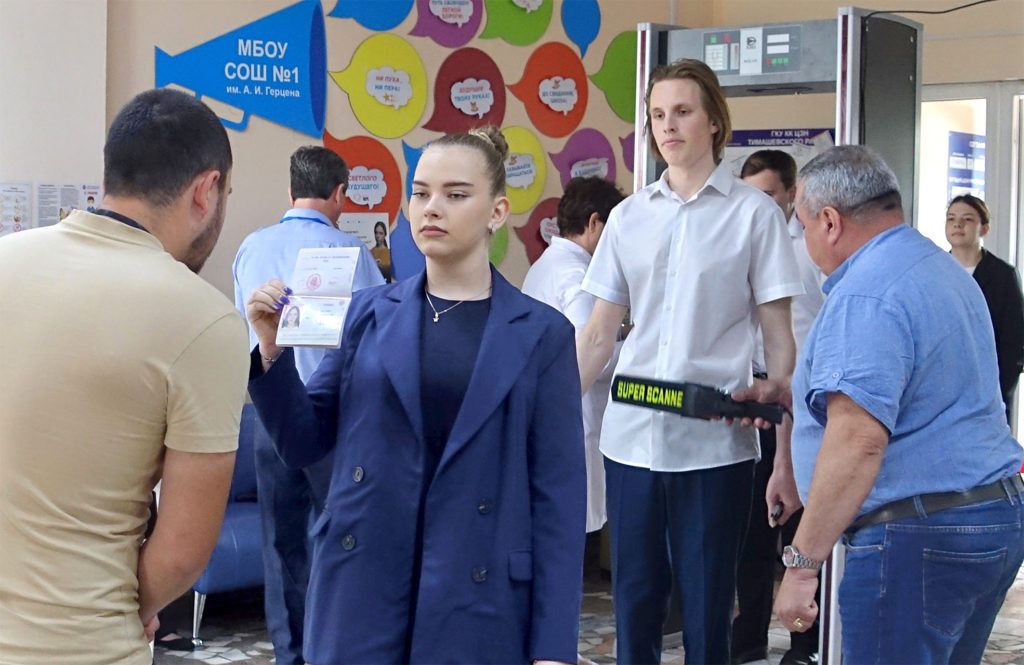    Строгий контроль при входе. Фото Архипа Ларченко. Лариса Криволуцкая