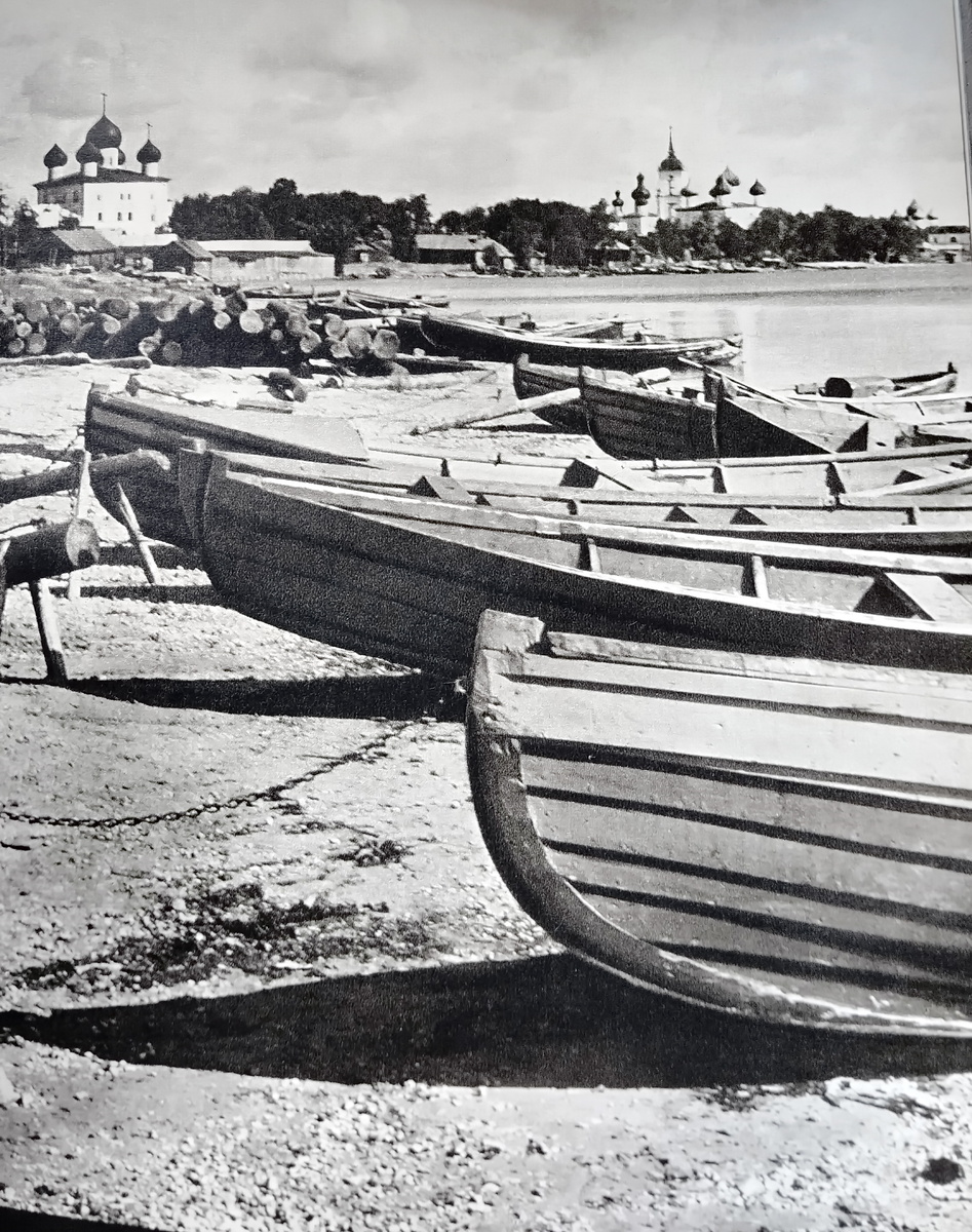 Фотография из альбома «Памятники древнерусского зодчества, Каргополь», издание 1970 г. Берег Онеги. 