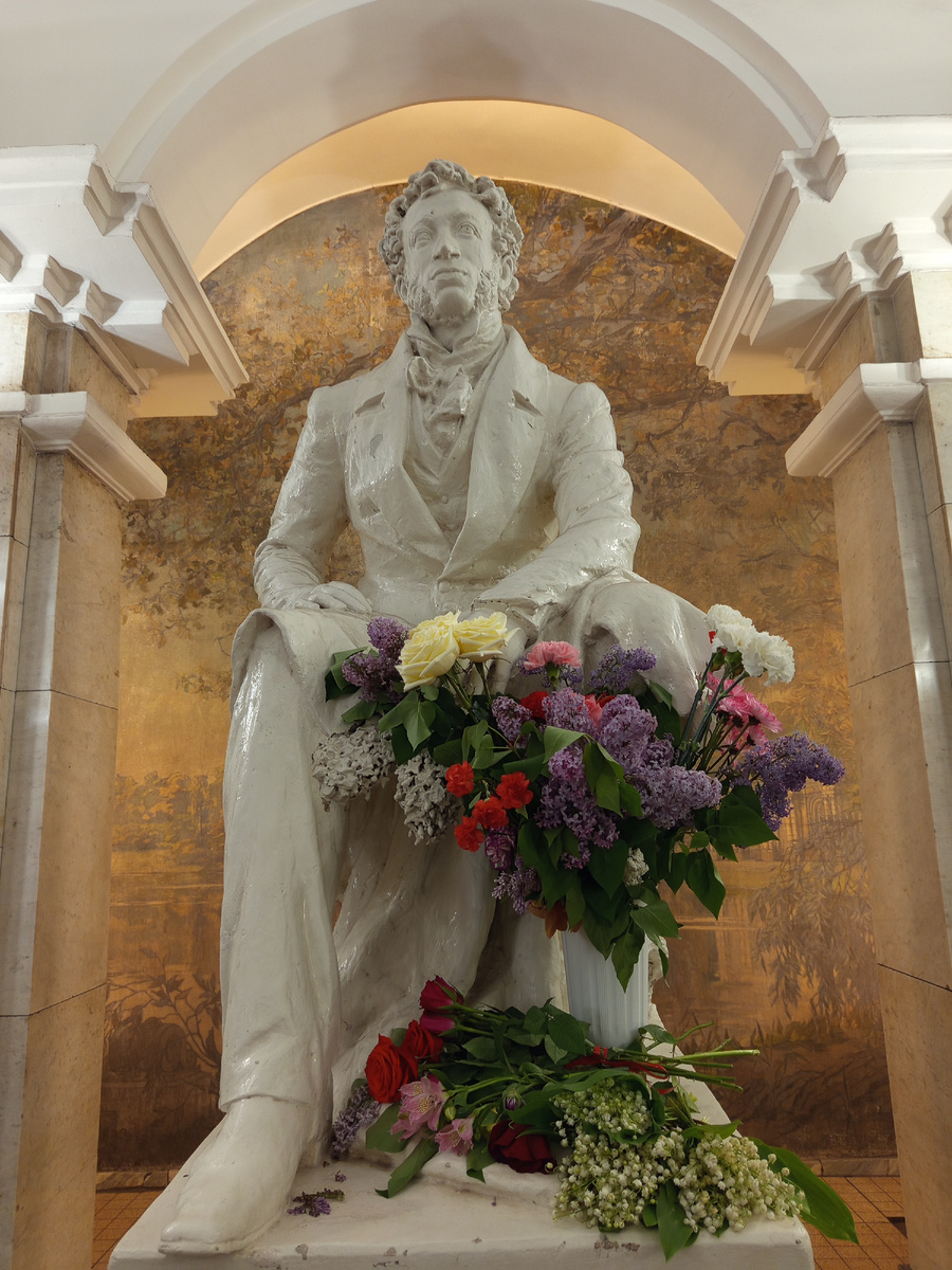 На станции "Пушкинская". Почти все фотографии мои