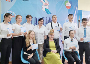 О.П. Кракаускене с учащимися, получившими сертификаты. / ФОТО О.В. Куликовой Администратор  📷
