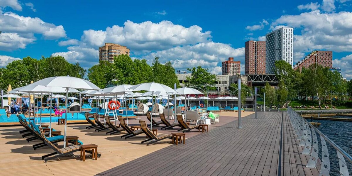 Пляжная площадка с четырьмя бассейнами открылась на Северном речном вокзале. Изображение: mos.ru