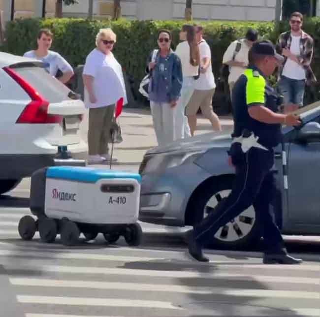 То самое резонансное ДТП в Москве с участием робота-доставщика и автомобиля тг PRO transport