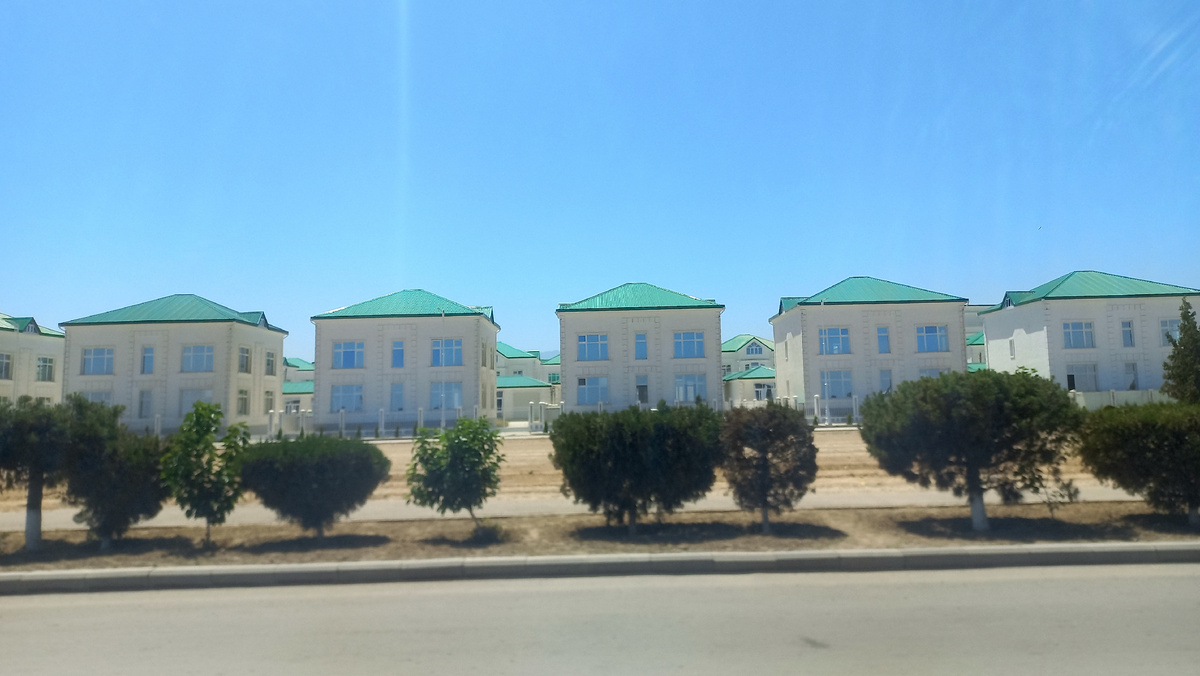 Смотрится неплохо, но уж больно тесно друг к другу. Да и не дешевые, видимо, эти апартаменты, не каждому по карману. 