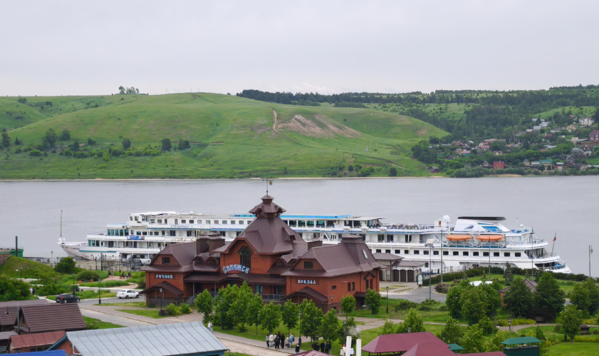 Теплоход "Игорь Стравинский" у причала Свияжск