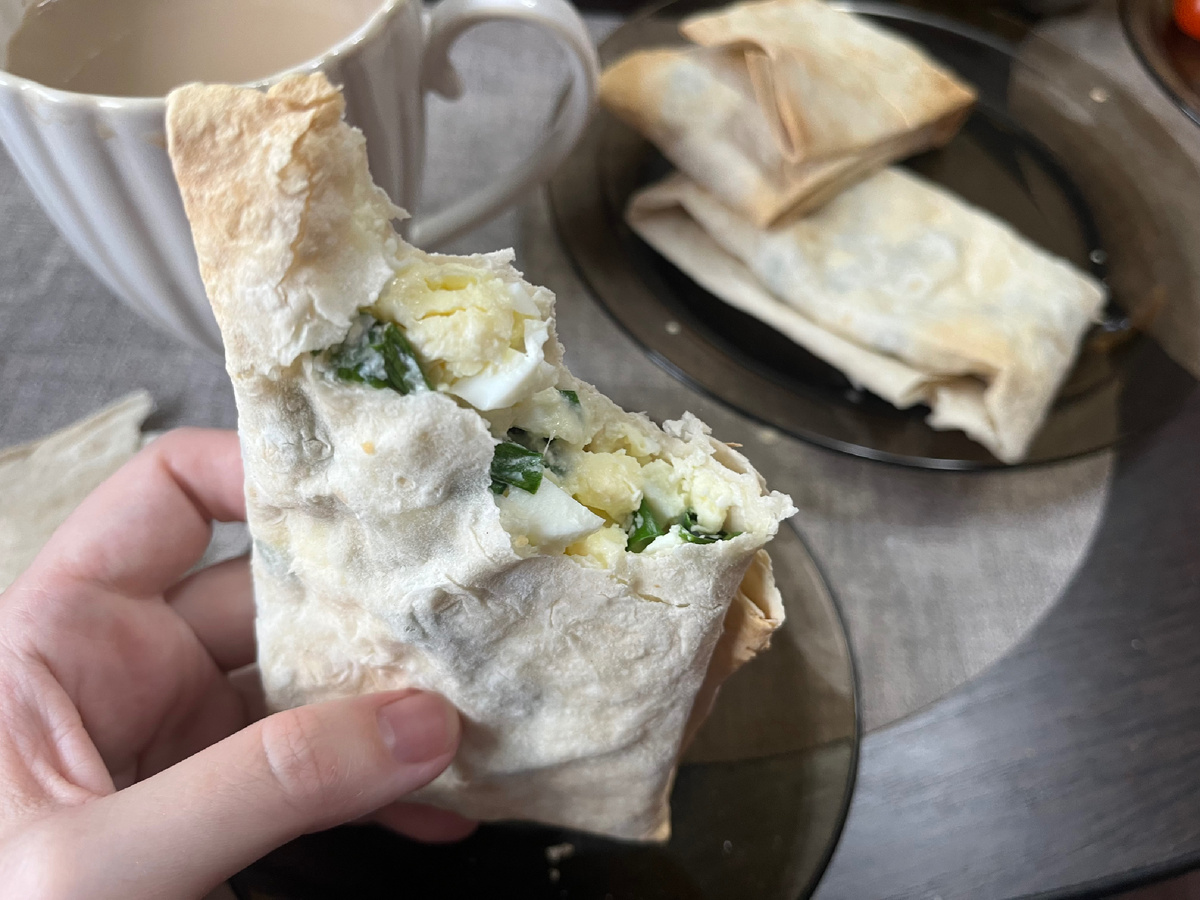 Мой любимый перекус - пирожки с луком, сыром и яйцом в лаваше