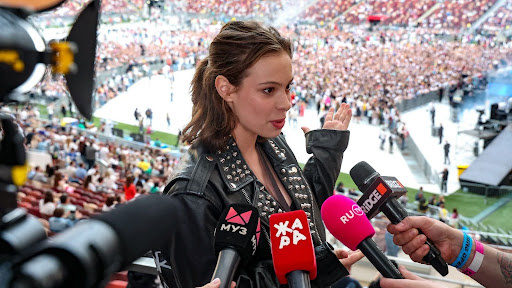 Ника Жукова во время выступления в «Лужниках»