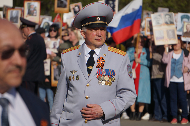    В Челнах впервые пошли разговоры о том, что Закирова могут отправить дальше, но не на повышение, а на пенсию. Якобы у Закирова были некие проблемы со здоровьем. Но ценного и опытного кадра не отпустило высшее начальство МВД.   
Фото: «БИЗНЕС Online»