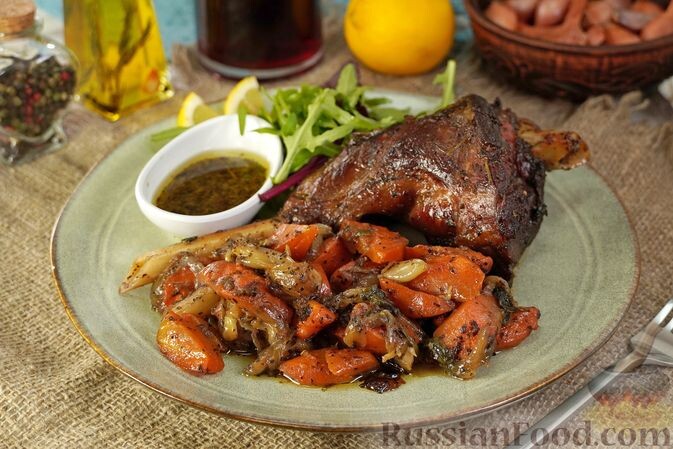 ножка баранья, морковь, лук-шалот, вино красное сухое, чеснок, масло оливковое, сок лимона, розмарин сушёный, орегано, базилик, мята, соль, перец чёрный молотый