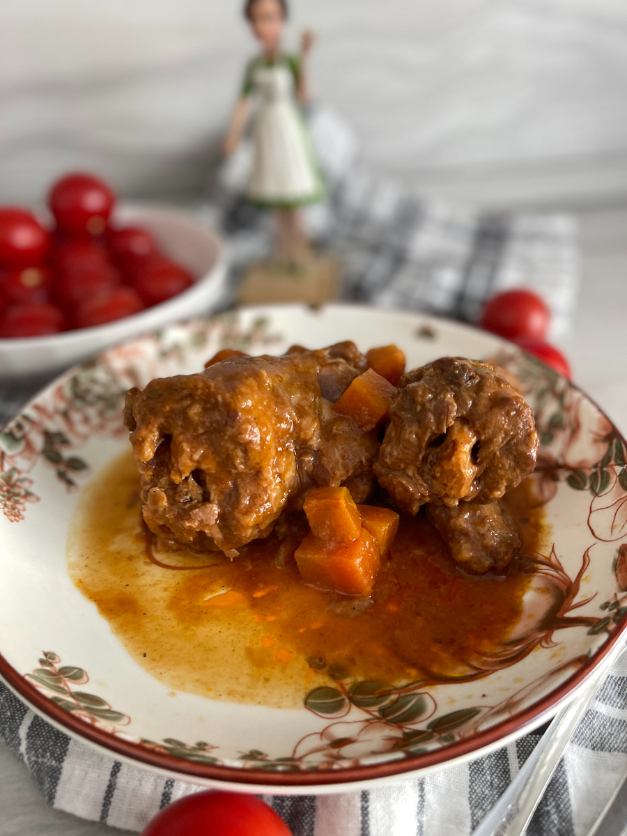 Ингредиенты:
Шея индейки-1кг
Лук репч.-1шт
Морковь-1шт
Том.паста-2ст.л.
Мука-2-3ст.л.
Специи (кориандр, черный перец, паприка, соль, перец горошком, лавр.лист и т.д.)-по вкусу
Бульон или вода-400мл.
