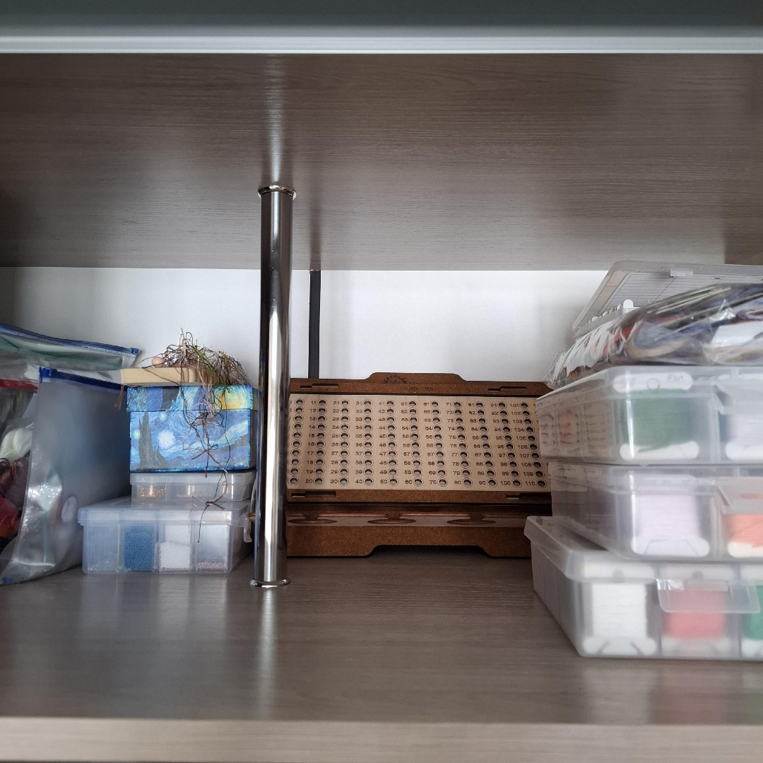 Верхняя полка шкафа худо-бедно придерживается чистоты и порядка...