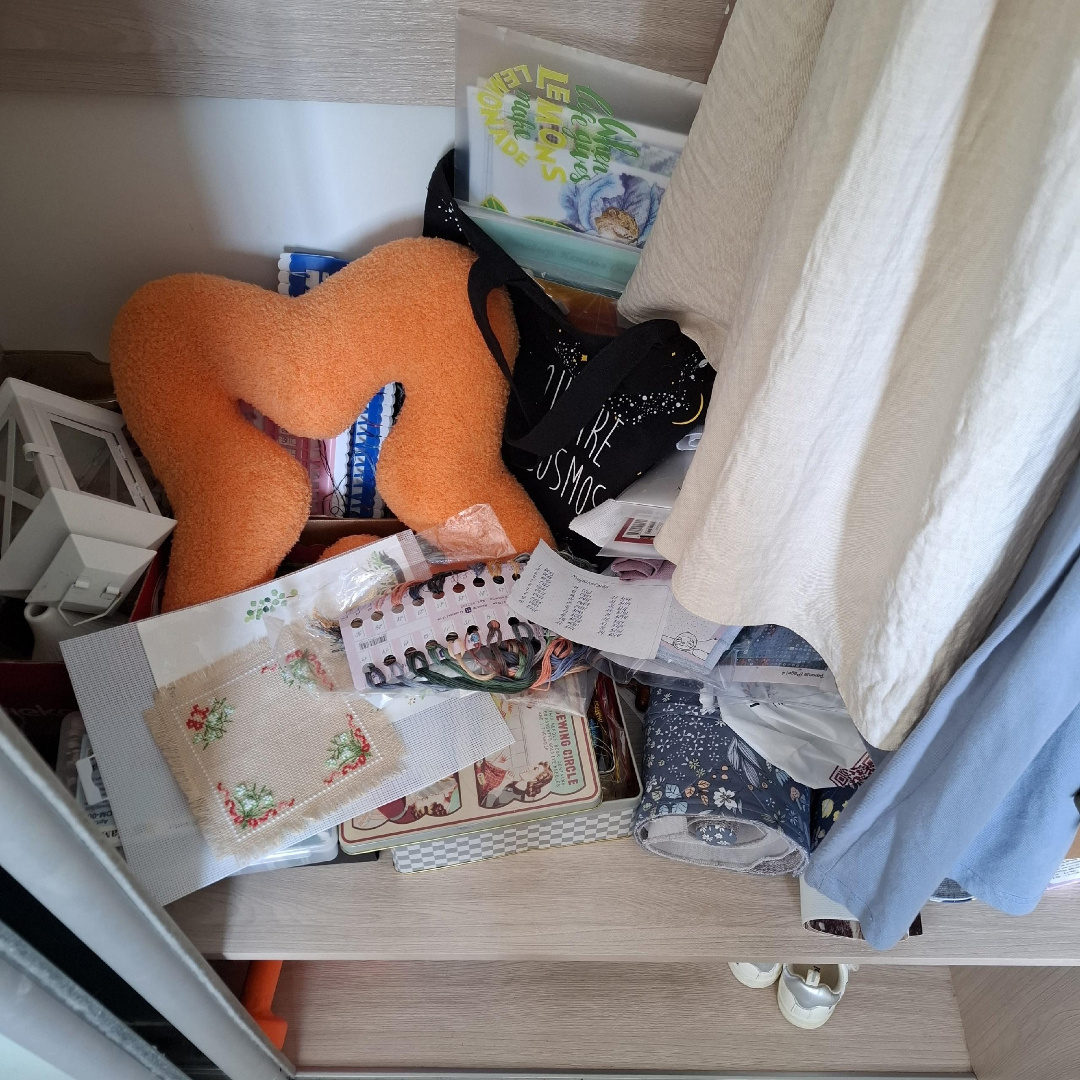 чего не скажешь о нижней полке, куда я небрежно кидаю все, что мне уже не надо :D