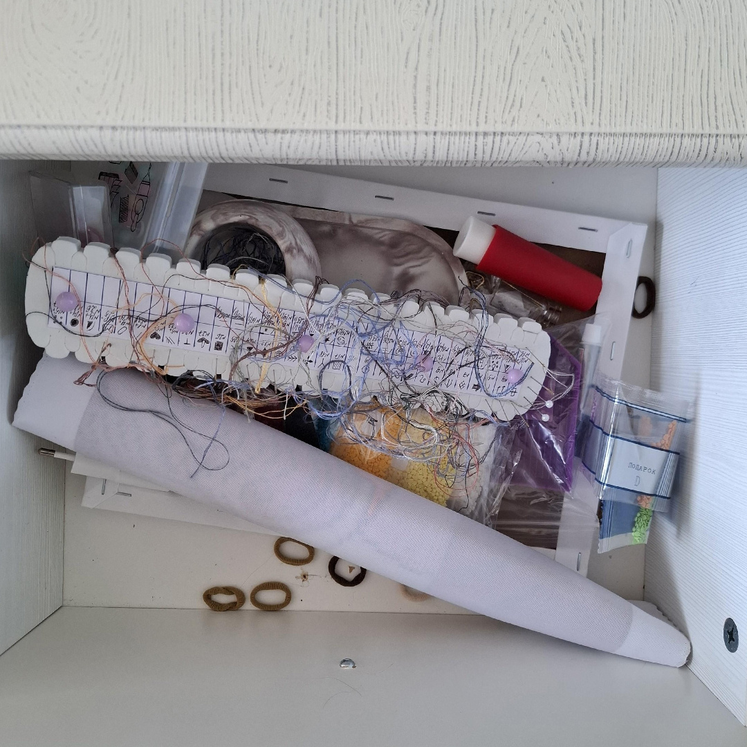 И, конечно, прикроватная тумба тоже нашла свое применение, а в ней должны находиться другие более важные вещи!