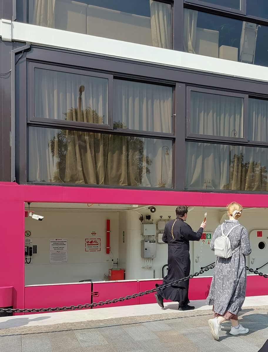 Редкий кадр: батюшка освящает "Мустай Карим" перед выходом теплохода в рейс.