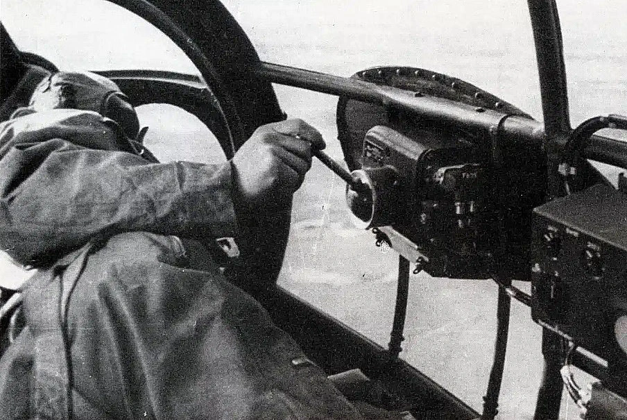 Оператор корректирует полет Fritz X с помощью кнюппеля (джойстика)