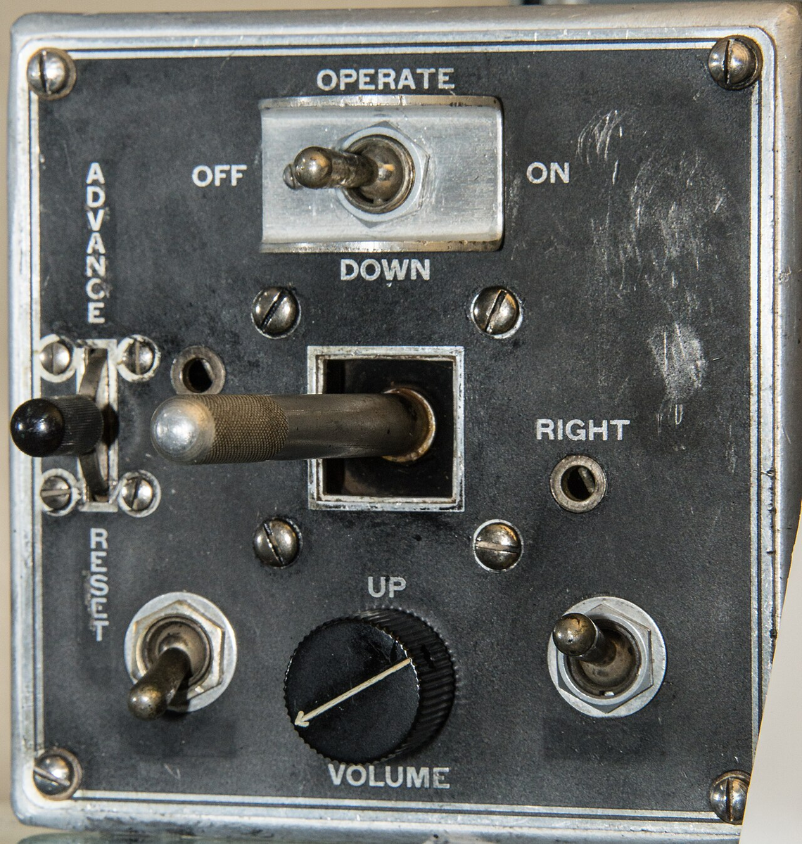 Пульт, с которого корректировался полет Azon. Направления «вверх» и «вниз» остались от первоначального назначения устройства — для управления беспилотными мишенями