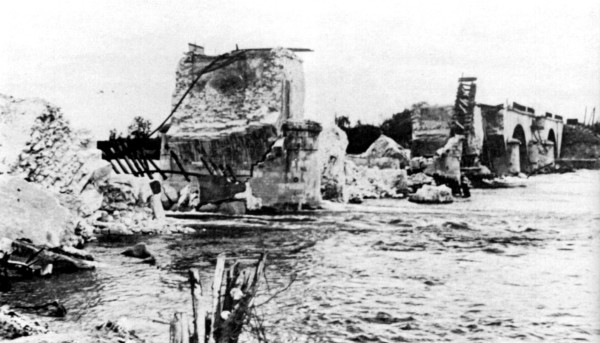 Уничтоженный мост в Сомюре. Источник: https://fonzeppelin.livejournal.com/113551.html