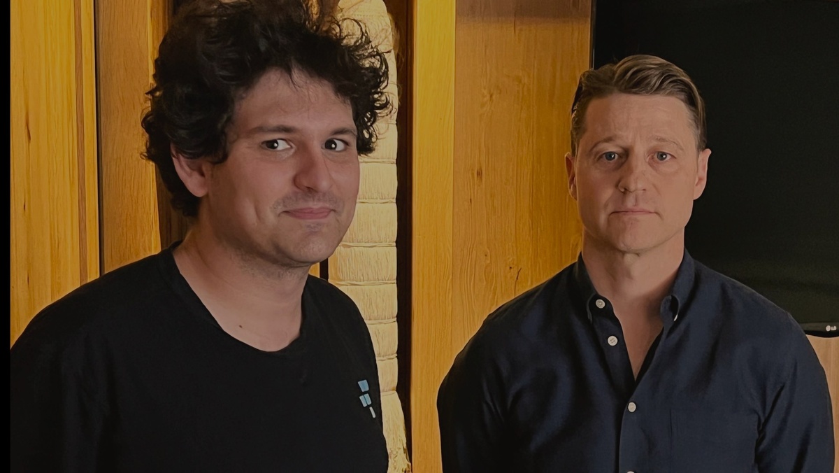 Сэм Бэнкман-Фрид поговорил с Беном Маккензи для документального фильма «Все лгут вам ради денег».
