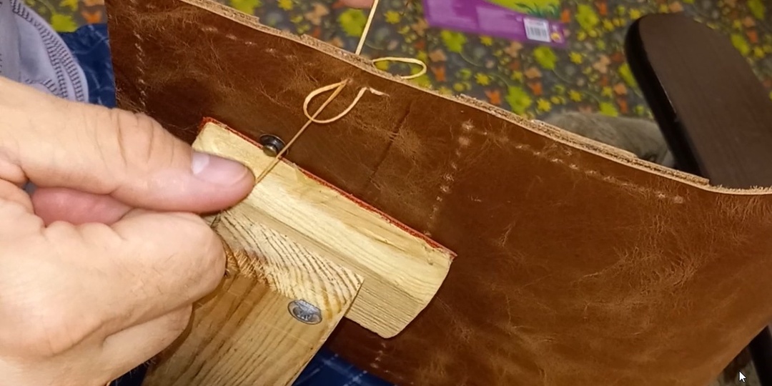 Начинаещему кожевнику. Шорный пони или шорные тиски.