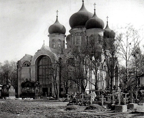 Волковское кладбище в советские годы. Свое название кладбище получило из-за находившейся рядом (на другом берегу Волковки, в то время называвшейся Черной речкой) Волковой деревни
