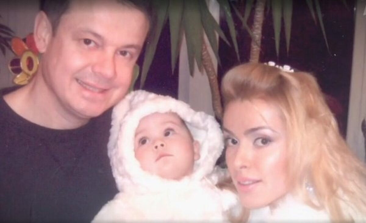 Алена Кравец с мужем и приемной дочерью Даниеллой