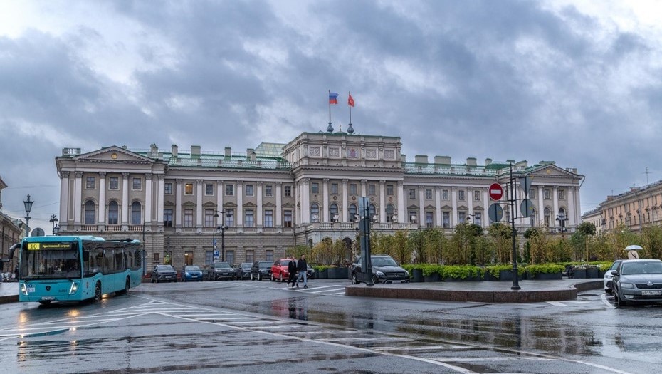    Синий мост. Исаакиевская площадь. Вид на Мариинский дворец. Автор фото: Михаил Тихонов