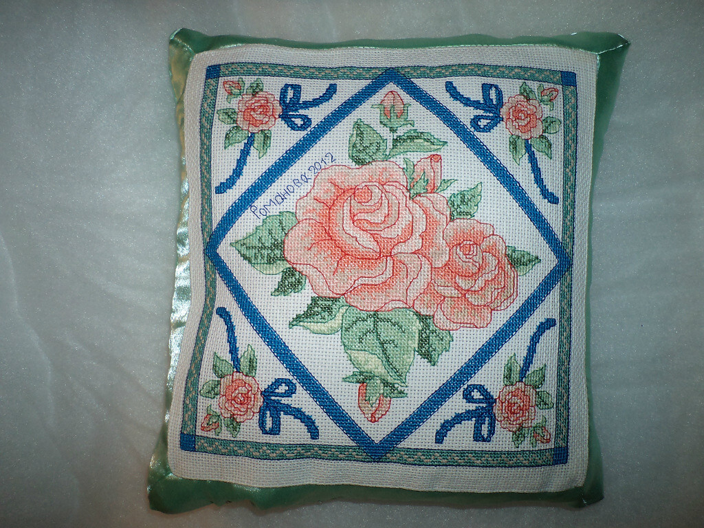 Розы вышивала по журналу "Вышиваю крестиком" оформила в подушку.