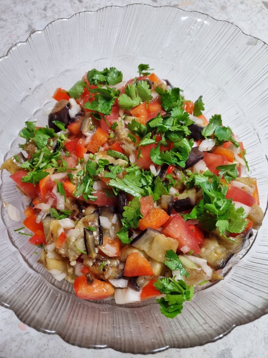 Смотрите, какая красота у нас сегодня на обед. Здесь баклажан, сладкий перец, помидор, маринованный лук и кинза! Ммммм)