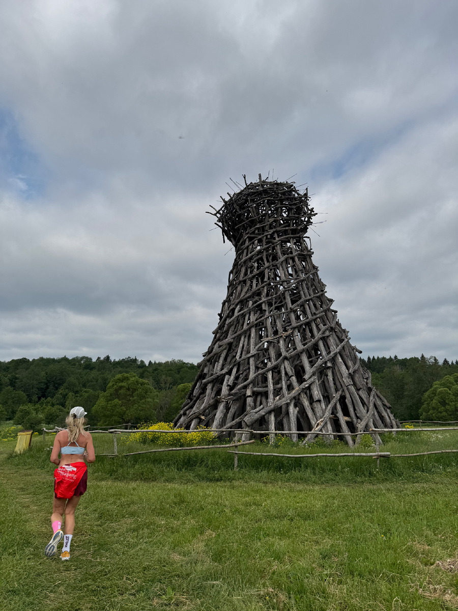 Маяк ночью горел красным