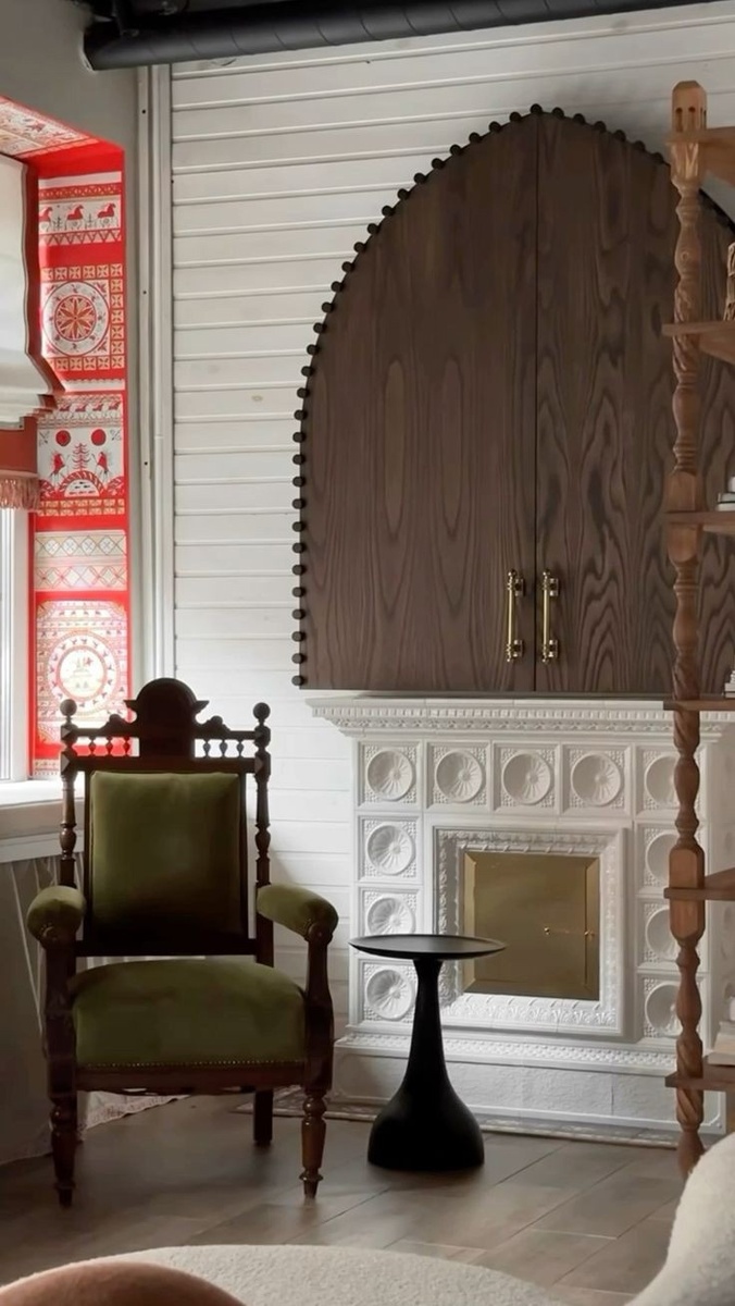 Узнаваемая форма кокошника, вышитые орнаменты рушников - прекрасно чувствуют себя в современных стилизациях.