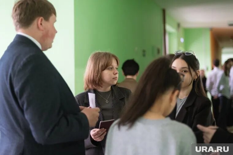 Все выпускники, сдавшие ЕГЭ на высший балл, получат по 100 тысяч рублей. Фото: Никита Сабашников © URA.RU