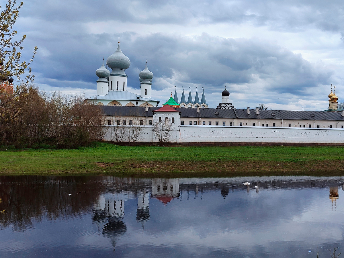 Вид на монастырь со стороны музея Н.А Римского-Корсакова