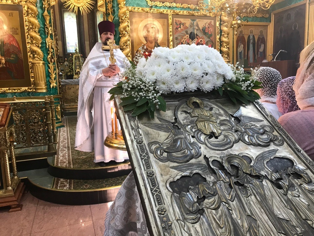 Праздничная служба в соборной церкви Рождества Христова.