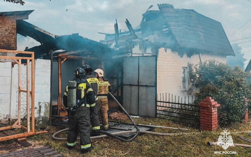    Двухэтажный дом сгорел на Татар-базаре в Ижевске