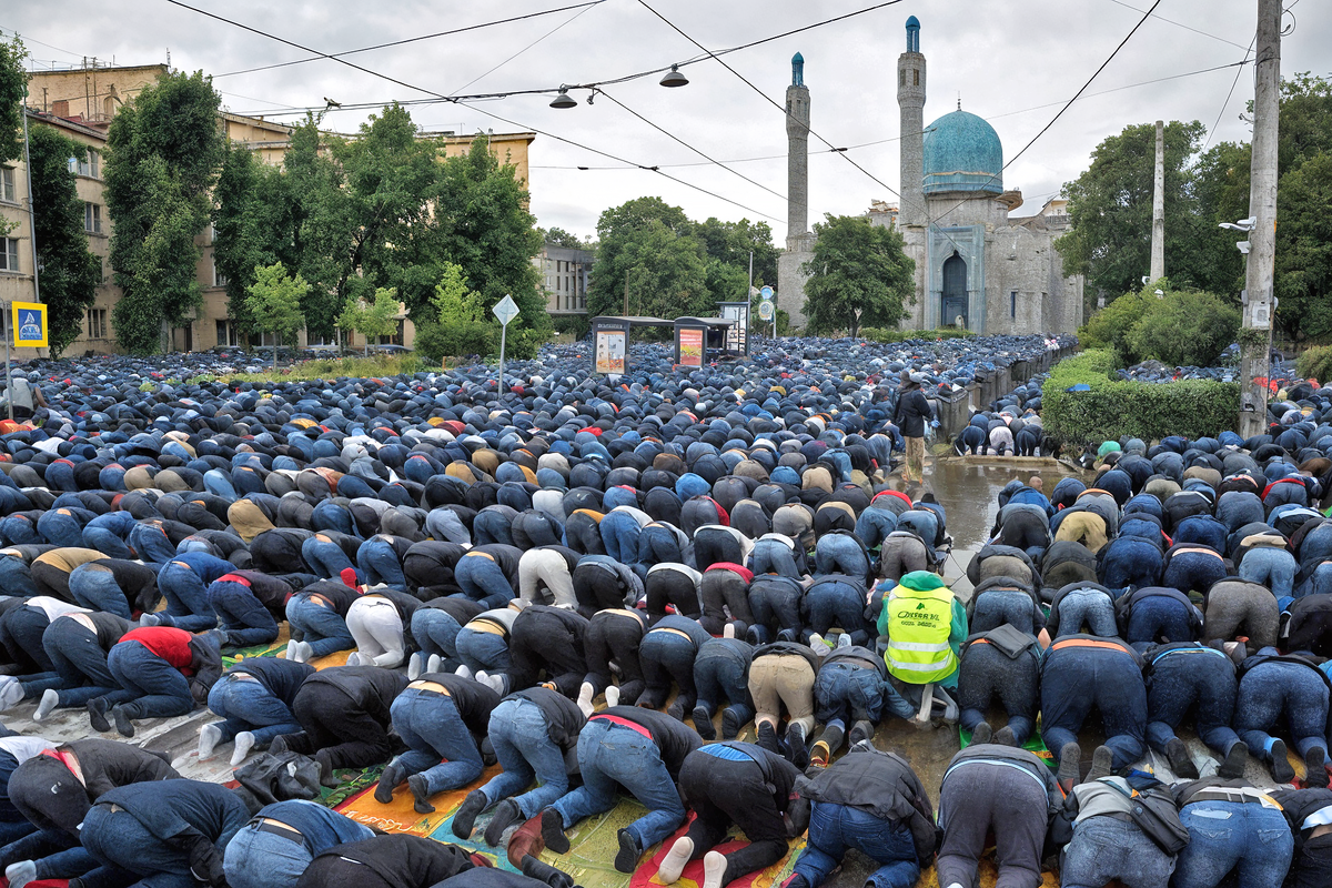 Петербург сегодня – Мекка? 🕌 Сотни тысяч мусульман отмечают сегодня Курбан-байрам, город чуть-чуть... призадумался (и встал в пробках!)