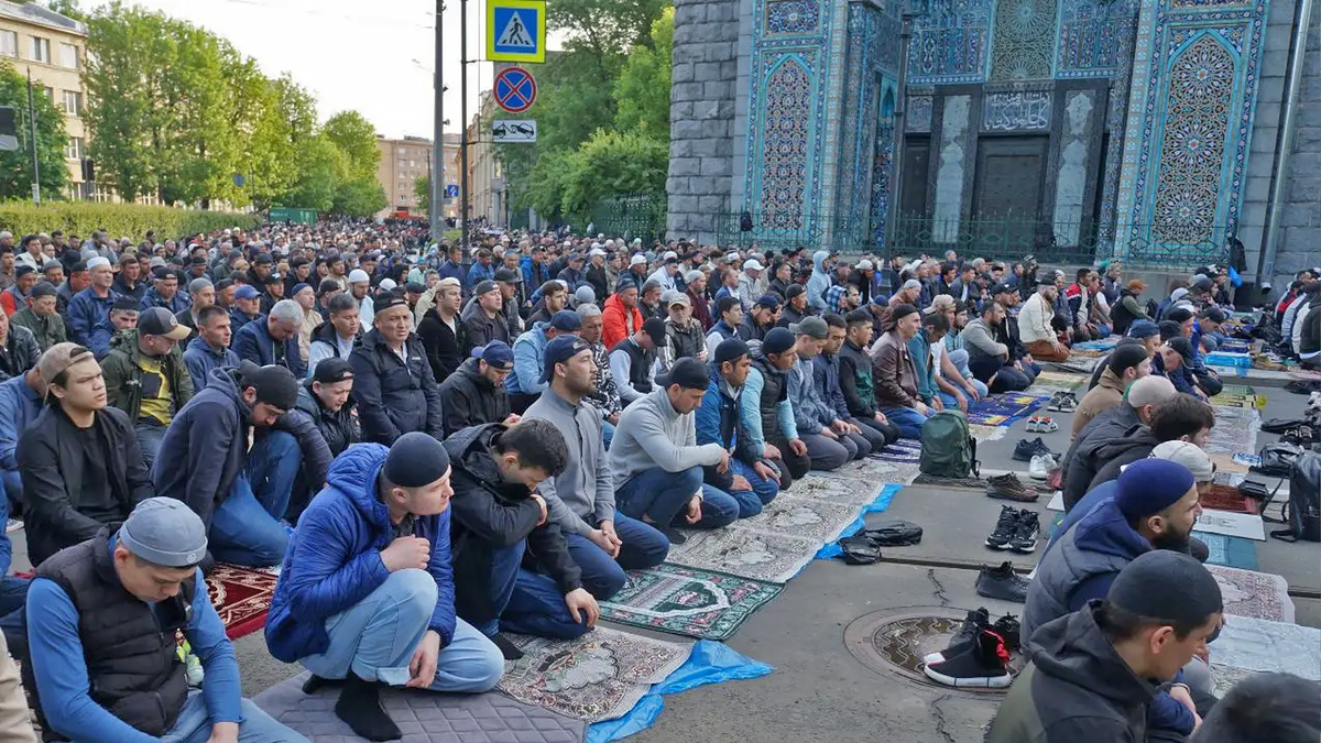 🕌 Сотни тысяч мусульман отмечают сегодня Курбан-байрам 2025 в Петербурге