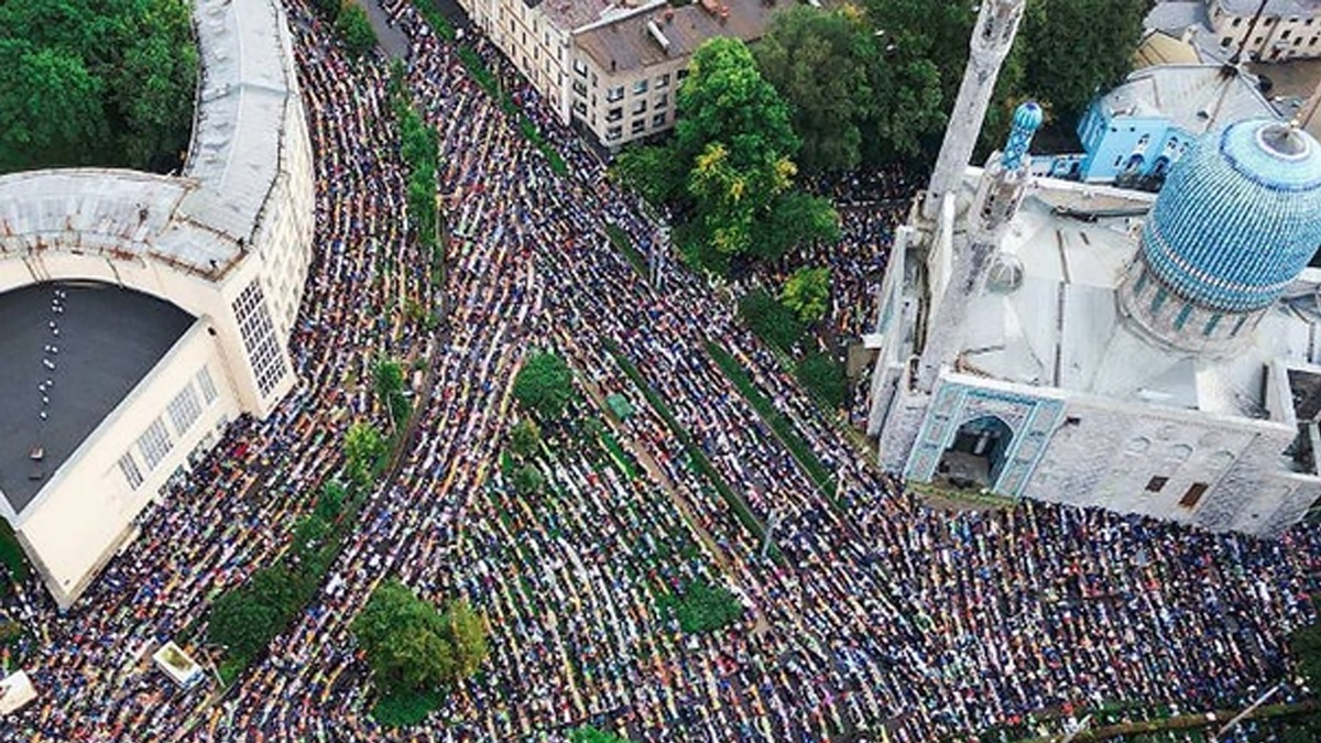 Город контрастов: Духовность у мечети и суровая реальность на перекрытых проспектах