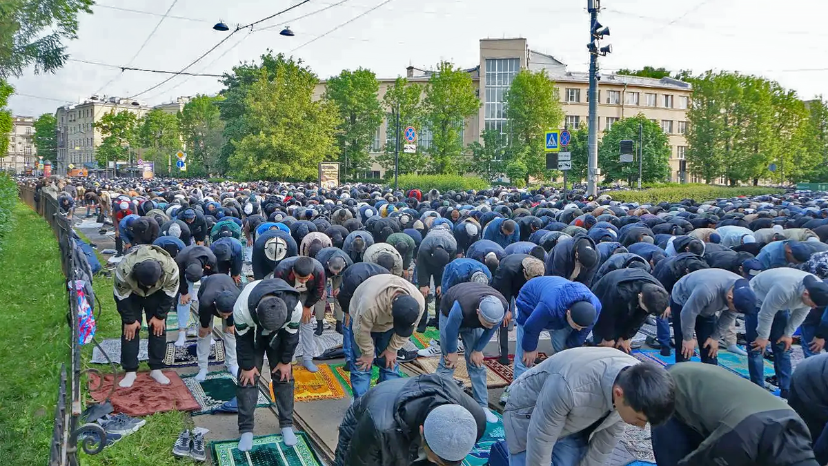 🕌 Сотни тысяч мусульман отмечают сегодня Курбан-байрам 2025 в Петербурге