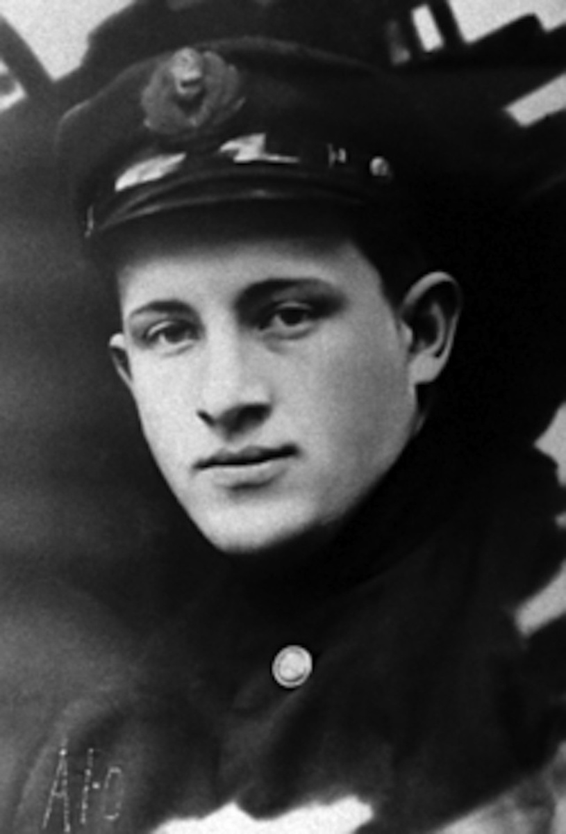 Студент рыбинского техникума водного транспорта Юрий Андропов в 1936 году. Фото из архивов.