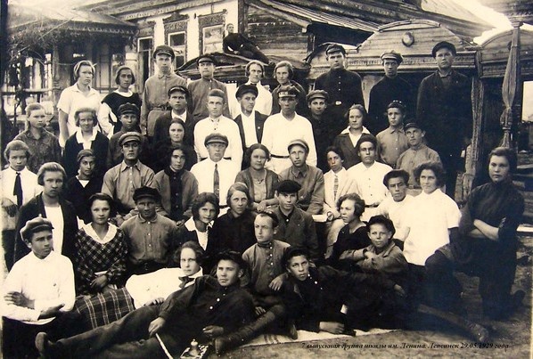 Лепсинск. Выпускники школы имени В. И. Ленина. Неизвестный автор, 29 мая 1929 года, Казакская АССР, Алма-Атинский округ, Алакульский р-н, г. Лепсинск, архив Александра Юрьевича Ушакова.
