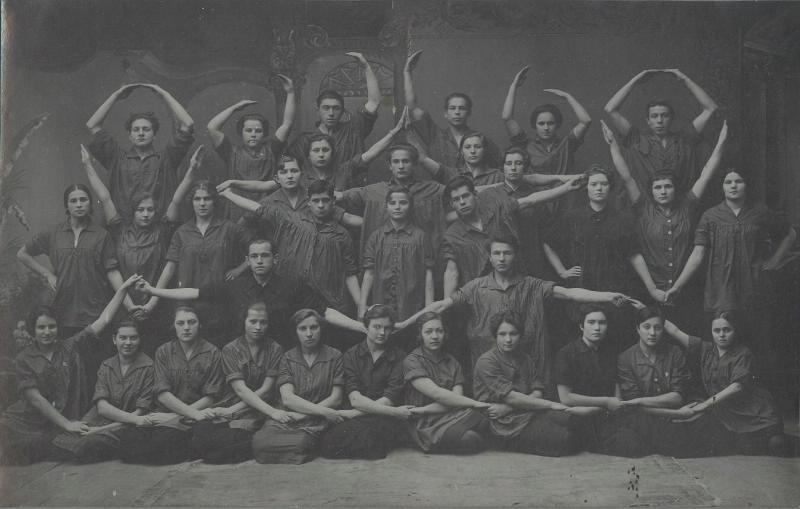 Групповой портрет выпускниц фармацевтического техникума. Неизвестный автор, 1929 - 1930 год, МАММ/МДФ.