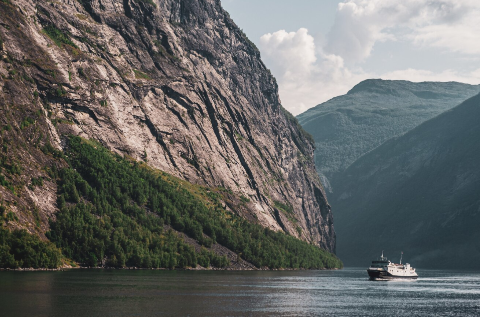 https://www.freepik.com/free-photo/single-ship-lake-surrounded-by-high-rocky-mountains-cloudy-sky-norway_9184551.htm#fromView=search&page=1&position=46&uuid=5dac8734-06c0-4f47-97ab-9c2375f6755a&query=%D0%B1%D0%B0%D0%B9%D0%BA%D0%B0%D0%BB