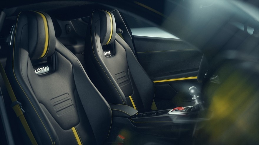    На фото: салон Lotus Emira V6 SE