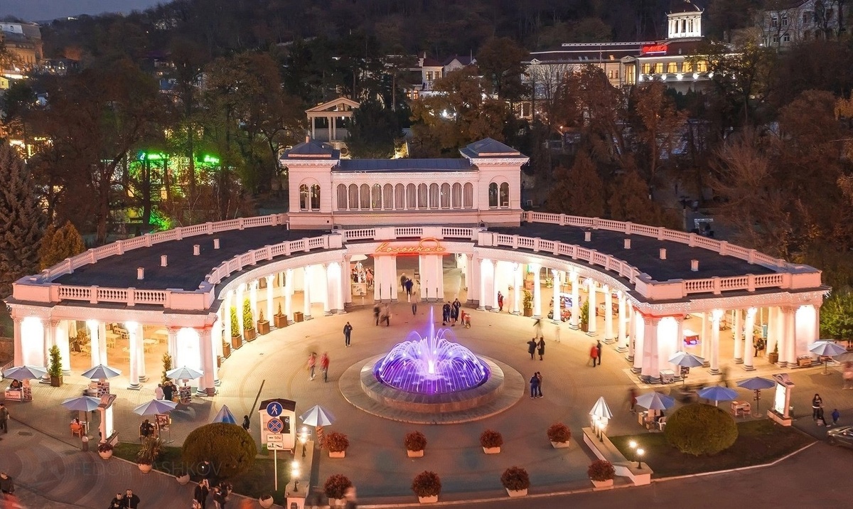 Колоннада, г. Кисловодск
Фотографы: Константин Кордонский и Федор Лашков