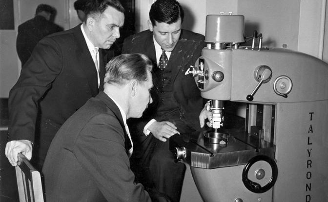 На фото: Владимир Глухов (в центре) и британские представители, рассматривают оборудование по контролю за качеством турбинных лопаток. Лондон. 1961 год (Фото: из архива автора)