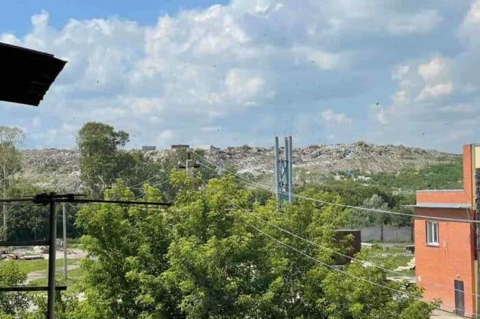 У жителей «Хилка» из окон открывается вид на горы мусора. Фото Михаила Михайлова, «Прецедент».