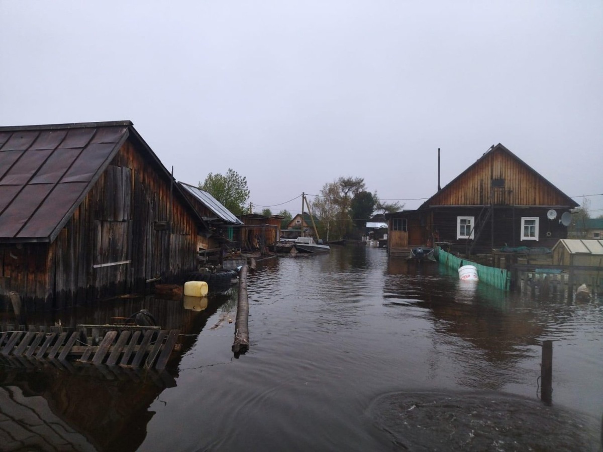    Спасатели в Березовском районе помогли жительнице подтопленного дома