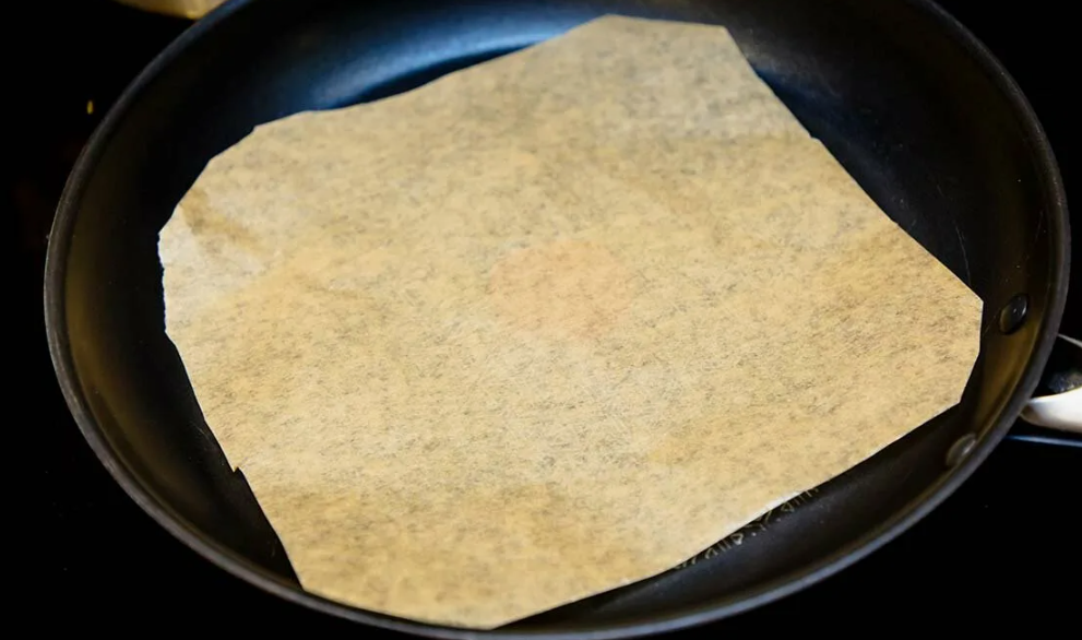 Сковородка с бумагой для выпечки. Источник фото kasheloff.ru