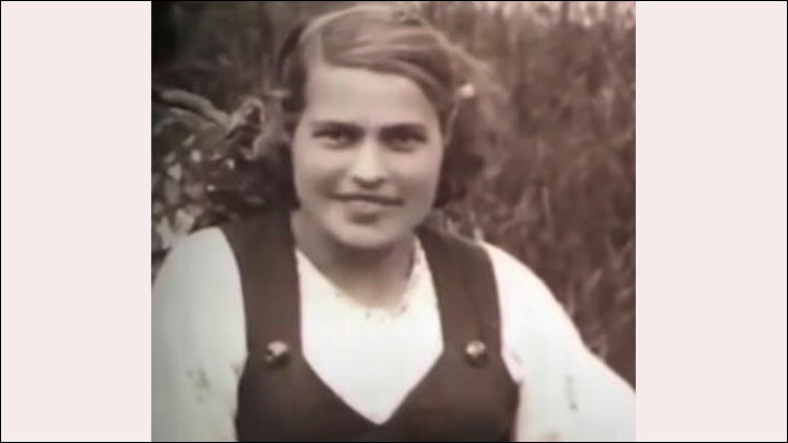 Нина угощала всех на предприятии шоколадными конфетами. Простые работяги в военное время такое достать не могли.