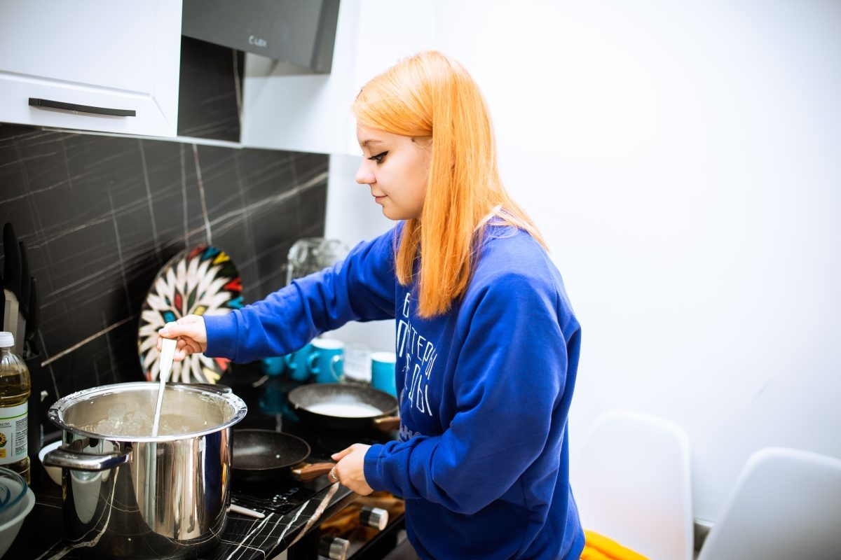    Волонтёры Победы провели кулинарный мастер-класс по приготовлению блюд русской кухни в канун Дня России