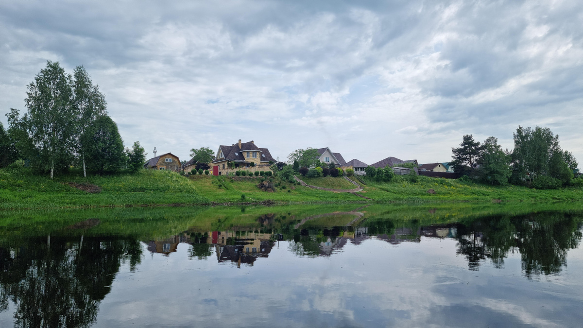 Дома на подходе к Ржеву. Чем ближе к городу, тем плотнее застройка.